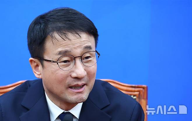 [서울=뉴시스] 김명년 기자 = 한병도 더불어민주당 신임 원내대표가 11일 오후 서울 여의도 국회에서 기자간담회를 열고 발언하고 있다. 2026.01.11. kmn@newsis.com