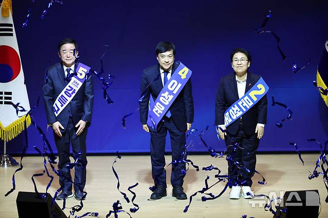 [서울=뉴시스] 김명년 기자 = 강득구(왼쪽부터), 이성윤, 문정복 더불어민주당 신임 최고위원이 11일 서울 여의도 국회 의원회관에서 열린 최고위원 보궐선거 후보자 합동연설회에서 선출된 뒤 인사하고 있다. 2026.01.11. kmn@newsis.com