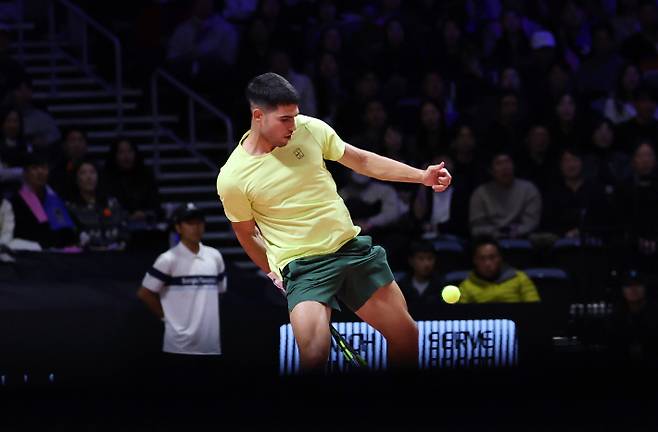 10일 인천 인스파이어 아레나에서 열린 현대카드 슈퍼매치14. 스페인 카를로스 알카라스가 이탈리아 야닉 시너를 상대로 다리 사이로 샷을 날리고 있다. 연합뉴스