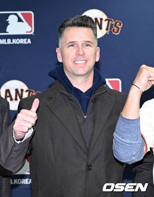 [OSEN=이천, 이대선 기자] 7일 오후 경기 이천 LG 챔피언스파크에서 샌프란시스코 자이언츠 미디어데이가 열렸다.샌프란시스코 구단은 이정후와 비텔로 감독, 윌리 아다메스가 참여하는 방한 프로그램을 진행 중이다. 이번 샌프란시스코의 한국 방문에는 래리 베어 CEO, 버스터 포지 사장, 잭 미나시안 단장 등 구단 주요 인사들이 함께한다.샌프란시스코 버스터 포지 사장이 기념촬영을 하고 있다. 2026.01.07 /sunday@osen.co.kr