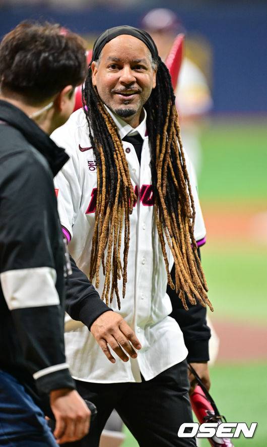 [OSEN=고척, 박준형 기자] MLB 레전드 매니 라미레즈가 11일 고척스카이돔에서 열린 키움-한화전을 앞두고 시타를 마친 뒤고 퇴장하고 있다. 2025.05.11 / soul1014@osen.co.kr