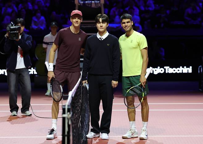 얀니크 신네르(왼쪽)와 카를로스 알카라스(오른쪽)가 9일 오후 인천 중구 인스파이어 아레나에서 열린 '현대카드 슈퍼매치 14' 경기에 앞서 기념촬영하고 있다. 가운데는 코인 토스한 엑소 세훈. 뉴시스