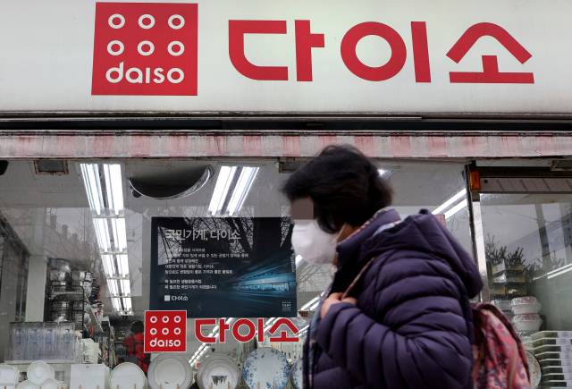 생활용품을 사러 갔다가 부담 없이 다른 제품도 함께 고르는 소비 방식이 증가하고 있다. 뉴스1 자료사진