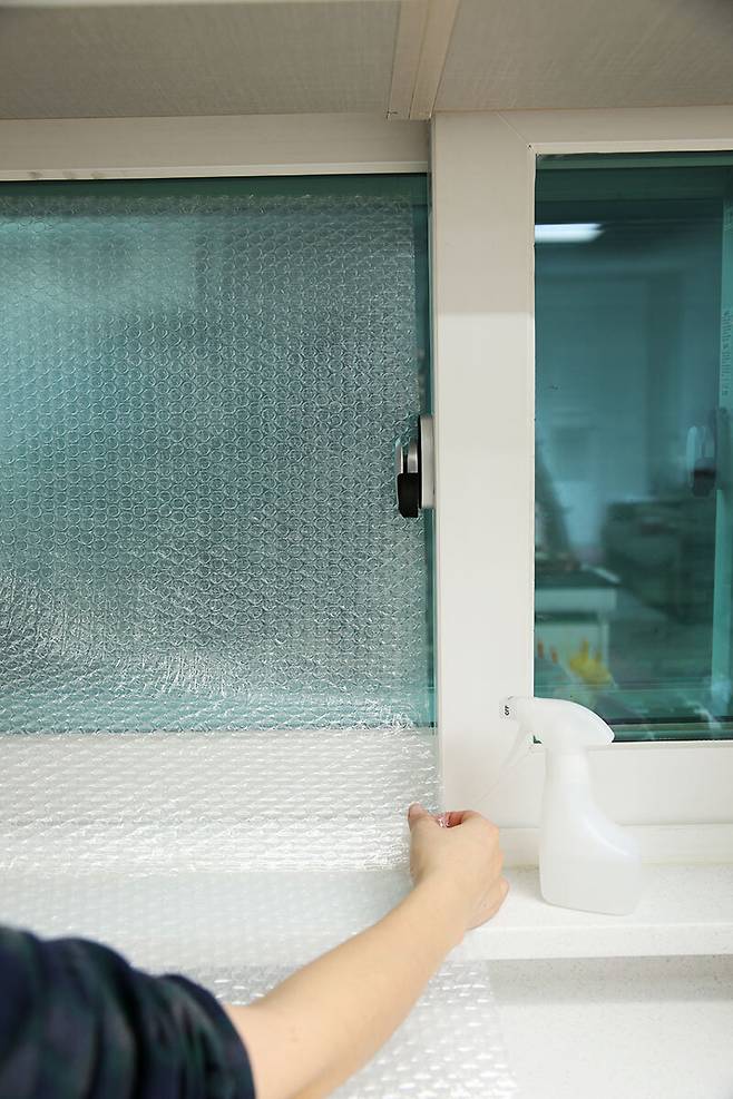 창문에 에어캡(일명 뽁뽁이)을 부착해 결로 발생을 줄이는 모습. 게티이미지뱅크&nbsp;