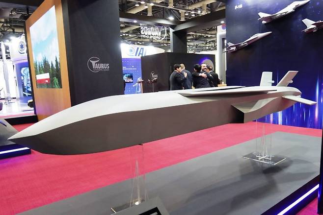 독일 타우러스 시스템스가 제안하는 카솜 장거리 공대지미사일 모형이 전시되어 있다. 타우러스 시스템스 제공