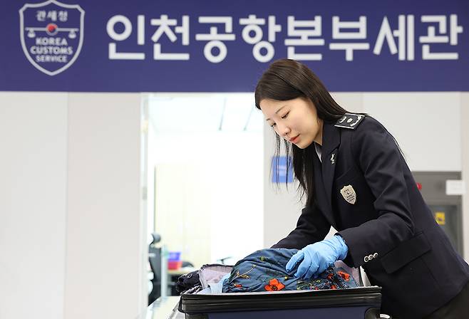 서이주 인천공항세관 여행자통관검사과 주무관이 검사로 지정된 여행자 휴대품을 살펴보고 있다.