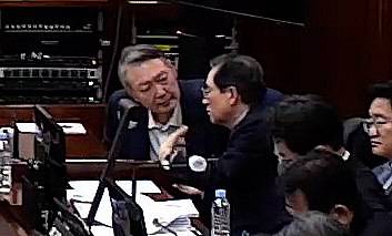 윤석열 전 대통령이 9일 오후 서울 서초구 서울중앙지방법원에서 열린 내란 우두머리 혐의 1심 결심 공판에 출석해 변호인과 대화를 나누고 있다. 서울중앙지방법원 제공 영상 캡쳐. 뉴스1