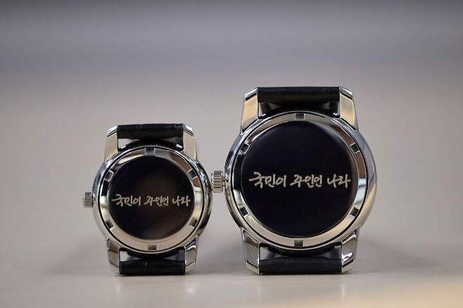 이재명 대통령 취임 6개월을 맞아 지난달 5일 공개된 대통령 손목시계 뒷면. 대통령실 제공