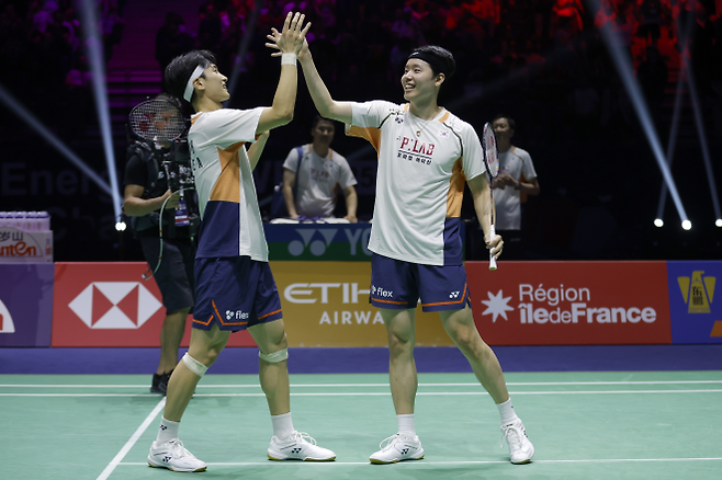 배드민턴 남자 복식 세계 랭킹 1위 김원호(왼쪽)와 서승재가 1일(한국시간) 프랑스 파리에서 열린 2025 세계개인선수권대회 결승에서 우승을 확정한 뒤 하이파이브를 하고 있다. 파리 EPA 연합뉴스