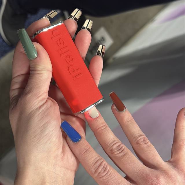 8일(현지 시간) CES 2026이 열린 미국 라스베이거스 베네치안 엑스포에서 미국의 스타트업 아이폴리쉬가 디지털 변색 네일 제품을 시연하고 있다. 라스베이거스=김태호 기자