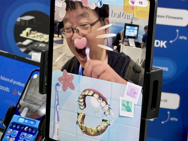 8일(현지 시간) CES 2026이 열린 미국 라스베이거스 베네치안 엑스포에서 한 관람객이 프랑스 스타트업 콜리브리가 개발한 스마트 칫솔을 활용한 아동용 양치질 학습 게임을 체험하고 있다. 라스베이거스=김태호 기자