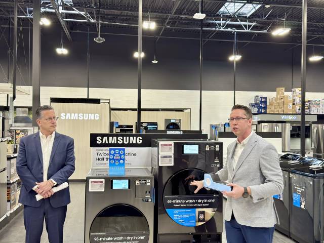 8일(현지시간) 미국 라스베이거스 중심가에서 차로 10여분 거리의 도시 남서부 쇼핑 지구인 아로요에 있는 종합 가전 판매 매장 ‘베스트바이’에서 데이먼 엑스탐(Damon Ekstam·오른쪽) 삼성전자 미국법인 CE부문 시니어 매니저가 인공지능(AI) 가전에 대해 설명하고 있다. 구경우 기자