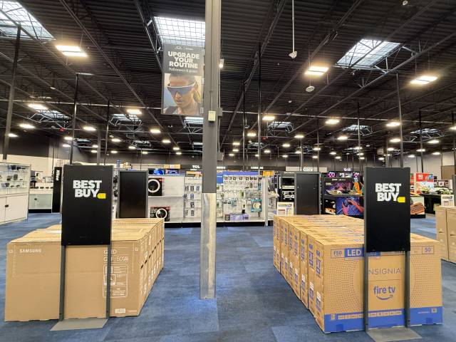 8일(현지시간) 미국 라스베이거스 중심가에서 차로 10여분 거리의 도시 남서부 쇼핑 지구인 아로요에 있는 종합 가전 판매 매장 ‘베스트바이’에 삼성 TV 인기 모델이 판매를 기다리고 있다. 구경우 기자