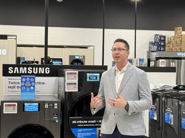 8일(현지시간) 미국 라스베이거스 중심가에서 차로 10여분 거리의 도시 남서부 쇼핑 지구인 아로요에 있는 종합 가전 판매 매장 ‘베스트바이’에서 데이먼 엑스탐(Damon Ekstam·오른쪽) 삼성전자 미국법인 CE부문 시니어 매니저가 인공지능(AI) 가전에 대해 설명하고 있다. 구경우 기자