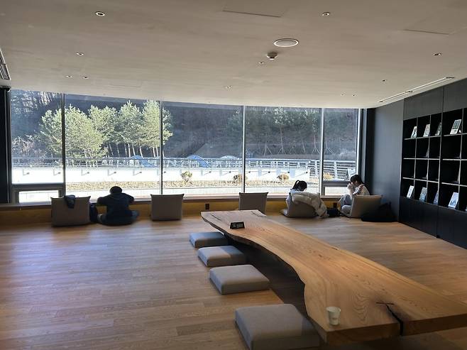 울진 금강송숲 지관서가 내부 모습. 독서와 명상이 어울리는 공간이다. 울진=허문명 기자
