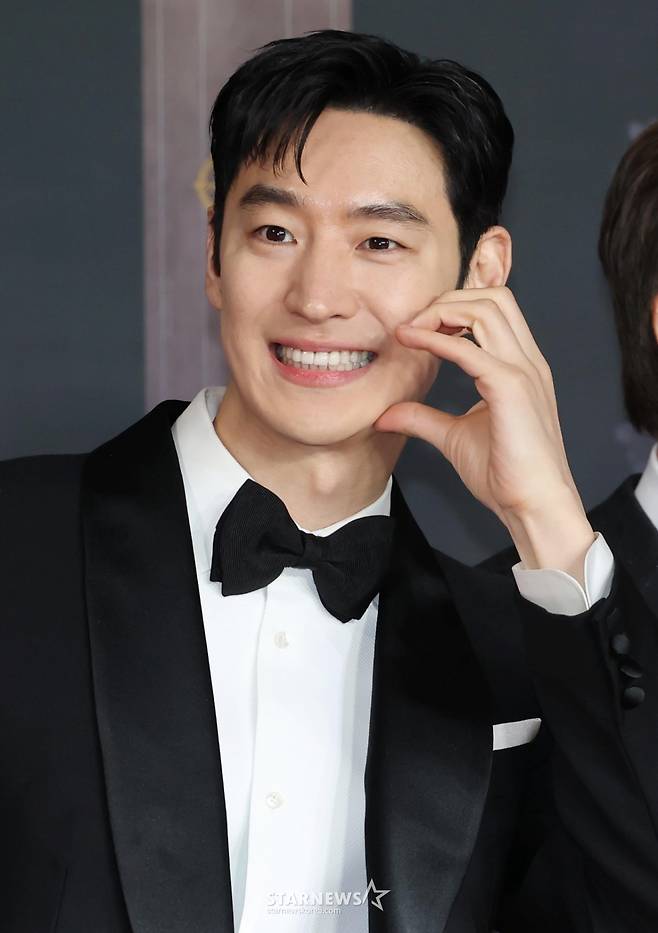 배우 이제훈이 '2025 SBS 연기대상' 레드카펫행사에 참석해 포즈를 하고 있다. /2025.12.31 /사진=이동훈 photoguy@