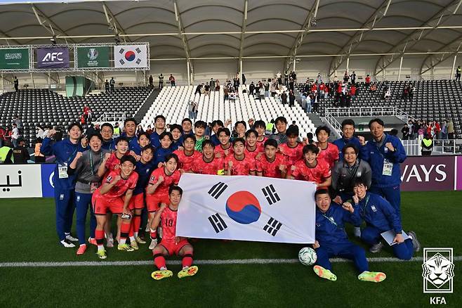 10일 레바논과의 2026 AFC U-23 아시안컵 조별리그 2차전 4-2 승리 후 기념 사진을 촬영하고 있는 대한민국 U-23 대표팀 선수들. /사진=대한축구협회 제공