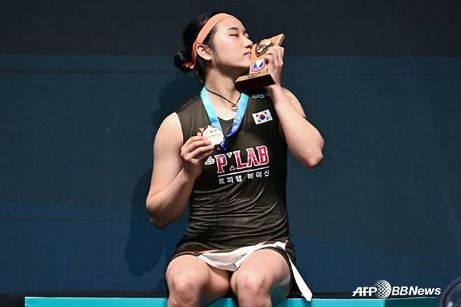 안세영이 11일(한국시간) 말레이시아 쿠알라룸푸르 아시아타 아레나에서 열린 '2026 세계배드민턴연맹(BWF) 월드 투어 슈퍼 1000 말레이시아오픈' 여자 단식 우승 후 트로피에 입맞춤하고 있다.  /AFPBBNews=뉴스1