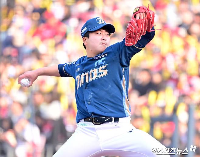 지난해 3월 23일 오후 광주기아챔피언스필드에서 열린 '2025 신한 SOL Bank KBO리그' NC 다이노스와 KIA 타이거즈의 경기, 7회말 2사 3루 NC 손주환이 공을 힘차게 던지고 있다. 엑스포츠뉴스 DB