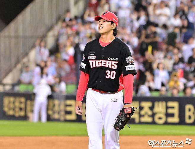 10일 미국 '트레드 애슬래틱' 유튜브 채널이 공개한 투수들의 피칭 영상에 전 KIA 타이거즈 투수 홍원빈이 등장했다. KBO리그 규정에 따르면, 홍원빈이 은퇴를 번복하고 KBO리그에 복귀하기 위해선 임의해지 공시일로부터 1년이 지난 뒤 복귀 신청서를 제출해야 한다. 복귀가 승인될 경우 원소속팀 KIA와만 계약할 수 있다.엑스포츠뉴스 DB