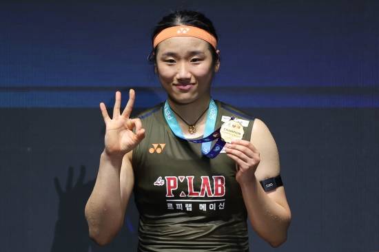 안세영(삼성생명·세계 1위)은 11일(한국시간) 말레이시아 쿠알라룸푸르에 있는 악사이타 아레나에서 열린 2026 세계배드민턴연맹(BWF) 월드투어 말레이시아 오픈(슈퍼 1000) 여자 단식 결승전에서 왕즈이(중국·세계 2위)를 게임스코어 2-0(21-15 24-22)으로 제압하고 우승을 차지했다. 이날 안세영은 2게임에서 13-19로 뒤져 있는 상황에서 역전에 성공해 화제가 됐다. 경기 후 안세영은 인터뷰에서 왕즈이가 자신에게 여러 차례 역전을 허용한 사실을 놓치지 않았다고 밝혔다. 연합뉴스