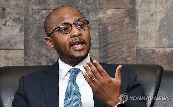 인터뷰하는 마부라 주한 탄자니아 대사 (서울=연합뉴스) 김인철 기자 = 토골라니 에드리스 마부라 주한 탄자니아 대사가 서울 중구 주한탄자니아대사에서 연합뉴스와 인터뷰를 하고 있다. 2026.1.11 yatoya@yna.co.kr