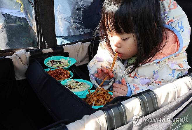 '짜장면 맛있어요!' (인천=연합뉴스) 임순석 기자 = 2025년 11월 2일 인천 중구 상상플랫폼에서 열린 '1883 인천 짜장면 축제'를 찾은 어린이들이 짜장면을 무료 시식하고 있다. 짜장면 축제는 1883년 인천항 개항과 함께 중국에서 들어온 자장몐(炸醬麵)이 인천을 거쳐 한국식 짜장면으로 변모된 역사를 알리기 위해 마련됐다. 2026.1.11