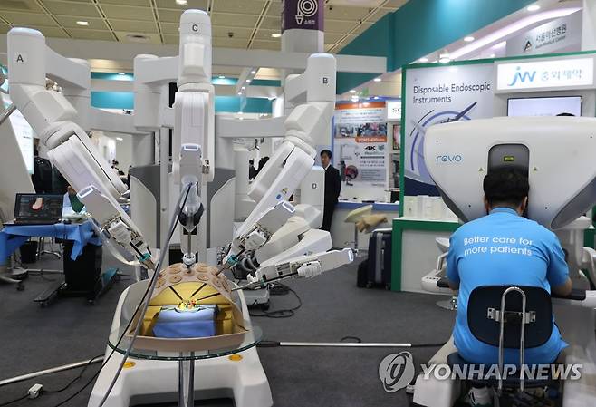 '로봇이 수술합니다' (서울=연합뉴스) 류효림 기자 = 23일 서울 강남구 삼성동 코엑스에서 열린 제38회 국제의료기기·병원설비전시회(KIMES 2023)에서 참관객들이 전시장을 둘러보고 있다. 2023.3.23 ryousanta@yna.co.kr
