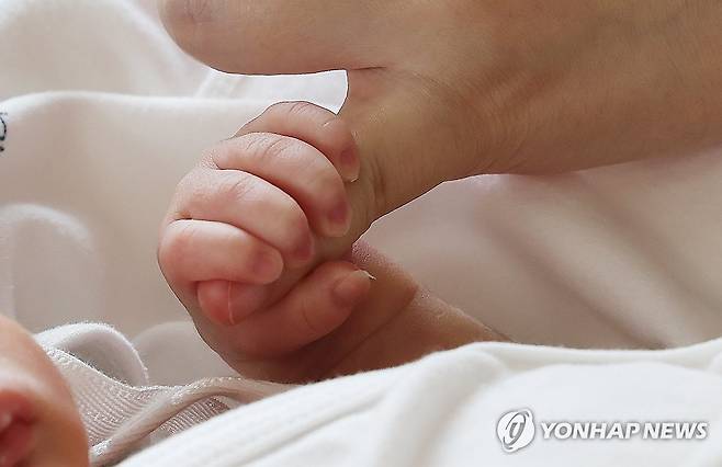 엄마와 따뜻한 교감 [연합뉴스 자료사진]