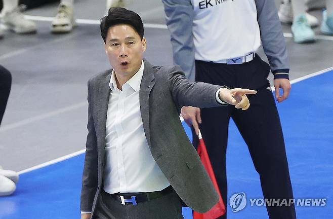 작전 지시하는 강성형 감독 [연합뉴스 자료사진]