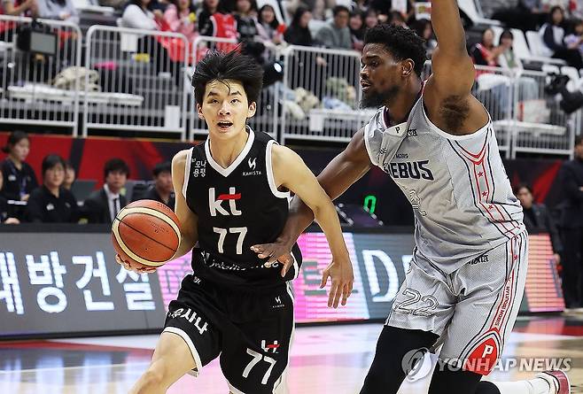 돌파하는 강성욱 (수원=연합뉴스) 홍기원 기자 = 11일 경기도 수원KT소닉붐아레나에서 열린 프로농구 수원 KT 소닉붐과 울산 현대모비스 피버스의 경기. KT 강성욱이 돌파하고 있다. 2026.1.11 xanadu@yna.co.kr