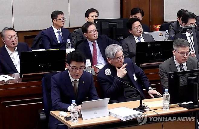 '내란 우두머리' 윤석열 결심공판 출석 (서울=연합뉴스)  12·3 비상계엄 관련 내란 우두머리 혐의로 기소된 윤석열 전 대통령과 내란 중요임무 종사 혐의를 받는 김용현 전 국방부 장관 등 내란 관련자 8명이 9일 서초구 서울중앙지방법원 417호 형사대법정에서 열린 윤 전 대통령의 내란 우두머리 혐의, 김 전 장관을 비롯한 군·경 수뇌부 7명의 내란 중요임무 종사 혐의 등 사건의 결심 공판에 출석하고 있다. 2026.1.9 [서울중앙지법 제공. 재판매 및 DB 금지] photo@yna.co.kr
