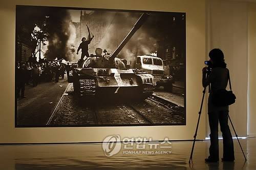 1968년 소련 주도의 체코 프라하 침공 당시 모습을 담은 사진 [EPA 연합뉴스 자료사진. 재판매 및 DB 금지]