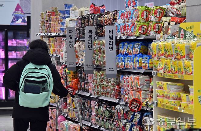 국내 업체들이 신제품 라면을 잇따라 출시하며 'K-라면 전성기'를 현실로 만들고 있는 가운데 12일 오전 수원시 권선구 한 대형마트에 다양한 라면들이 진열돼 있다. 김경민기자