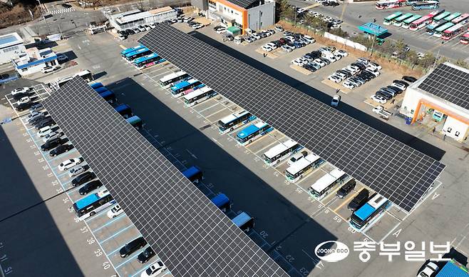 탄소중립을 이유로 도내 전기버스 수가 늘어나는 반면, 화재 시 대처하기 위한 대책은 미흡하다는 지적이 나오는 가운데 12일 오전 경기도내 한 버스차고지에 전기버스들이 줄지어 주차돼 있다. 김경민기자