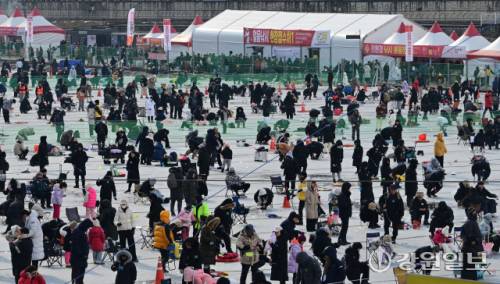 ◇2026 화천 산천어 축제가 개막한 10일 행사장이 마련된 화천천에서 관광객들이 얼음 낚시를 하며 추억을 쌓고 있다. 신세희기자