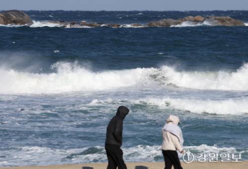 ◇동해안에 순간풍속 70km/h(산지 90km/h)의 강한 바람과 강릉 앞바다에 최고 3.5ｍ의 거센 파도가 일며 강풍·풍랑특보가 내려진 지난 11일 강릉 경포해변을 찾은 관광객들이 추위와 바람에 잔뜩 움츠려 있다. 강릉=권태명기자