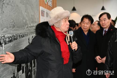 ◇‘강원의 역사전 - 화천의 어제와 오늘’이 지난 10일 청소년수련관에서 개막된 가운데 최문순 군수가 역사적인 사진과 신문기사에 대해 설명하고 있다. 역사전은 오는 2월1일까지 이어진다.