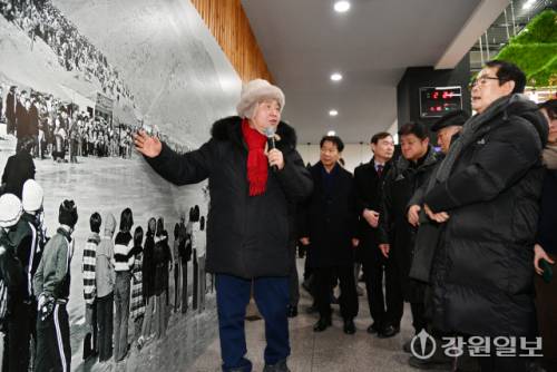 ◇‘강원의 역사전 - 화천의 어제와 오늘’이 지난 10일 청소년수련관에서 개막된 가운데 최문순 군수가 역사적인 사진과 신문기사에 대해 설명하고 있다. 역사전은 오는 2월1일까지 이어진다.