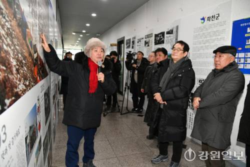 ◇‘강원의 역사전 - 화천의 어제와 오늘’이 지난 10일 청소년수련관에서 개막된 가운데 최문순 군수가 역사적인 사진과 신문기사에 대해 설명하고 있다. 역사전은 오는 2월1일까지 이어진다.