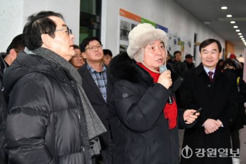 ◇‘강원의 역사전 - 화천의 어제와 오늘’이 지난 10일 청소년수련관에서 개막된 가운데 최문순 군수가 역사적인 사진과 신문기사에 대해 설명하고 있다. 역사전은 오는 2월1일까지 이어진다.