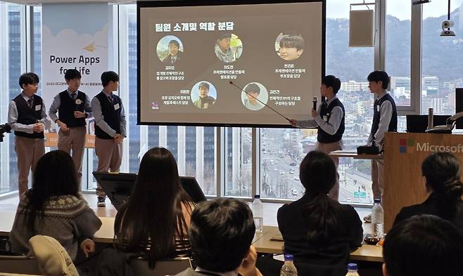 한국마이크로소프트에서 대구 학생들이 SW-AI융합 학생 동아리 개발 앱에 대한 최종 발표회를 가졌다. /대구시교육청 제공