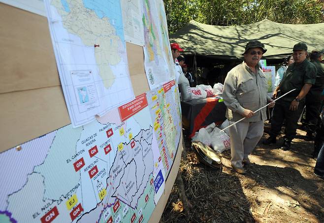 2009년 11월 베네수엘라 볼리바르주 세데노에서 당시 부통령 겸 국방장관이었던 라몬 카리잘레스가 콜탄 광산을 불법 채굴에서 보호하기 위한 군사 작전 계획을 설명하고 있다.(사진=AFP)