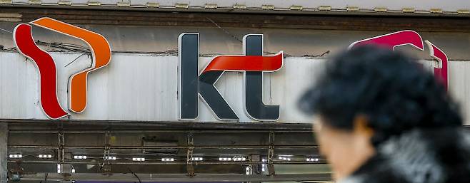 4일 서울시내 휴대폰판매점 앞에서 시민들이 이동하고 있다(사진=뉴시스)