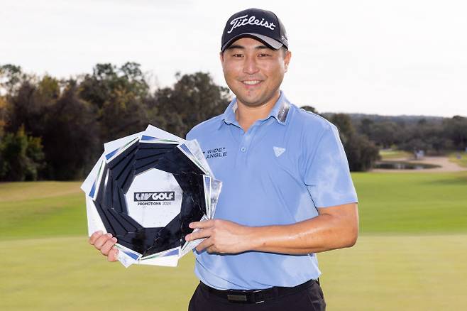 이태훈이 LIV 골프 프로모션에서 우승을 차지한 뒤 트로피를 들어 올리고 있다. (사진=Mike Stobe/LIV Golf)