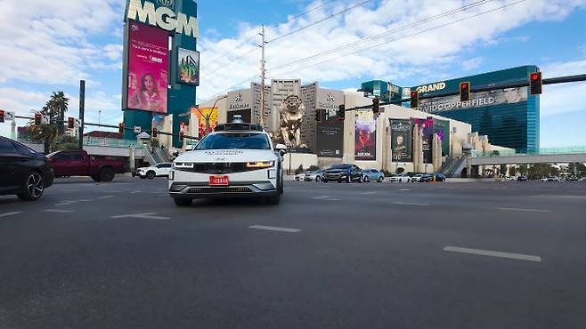 라스베이거스 시내를 주행하는 모셔널 ‘아이오닉 5’ 로보택시(사진=현대차그룹)