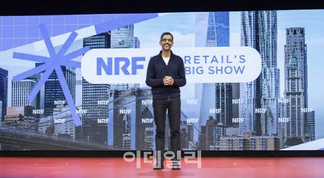 순다르 피차이 구글 CEO가 11일(현지시간) NRF 행사에서 발표하고 있다. (사진=구글)