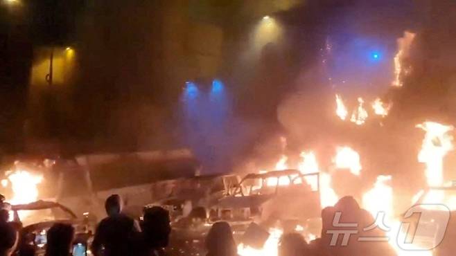 이란 수도 테헤란에서 반정부 시위가 격화되고 있는 가운데 9일(현지시간) 차량들이 불길에 휩싸여 있다. 2025.1.9./뉴스1 ⓒ 로이터=뉴스1