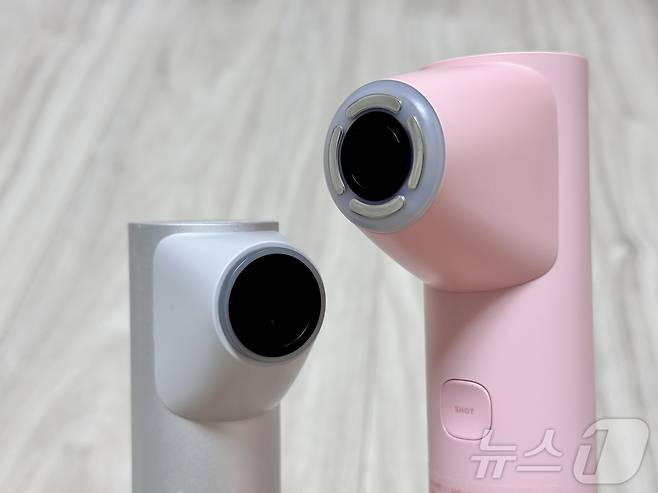 에이피알 에이지알의 하이포커스샷과 신제품 하이포커스샷 플러스(오른쪽) 제품. ⓒ News1 이민주 기자