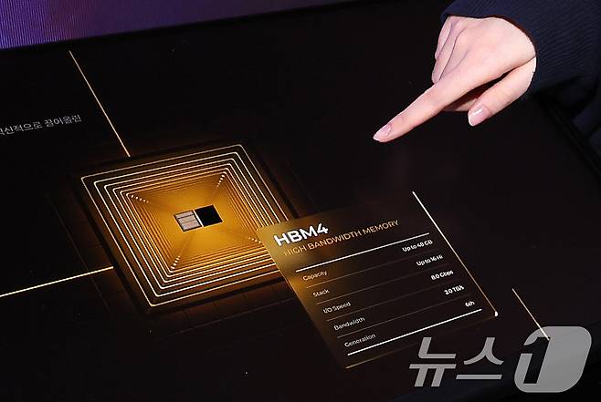22일 서울 강남구 코엑스에서 열린 제27회 반도체 대전(SEDEX 2025)을 찾은 관람객이 공개된 SK하이닉스 HBM4 실물을 살펴보고 있다. 2025.10.22/뉴스1 ⓒ News1 박지혜 기자